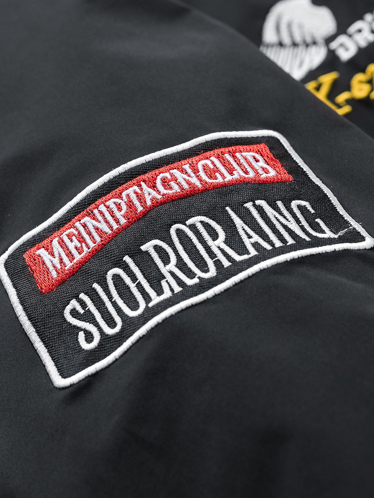 Broderad racingjacka i avslappnad passform