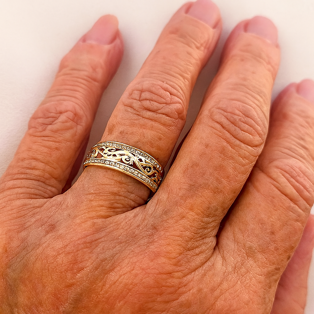 Anillo Dorado Hueco Brillante