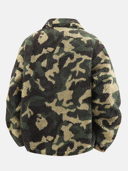 Kamouflagemönstrad teddyjacka med fickor