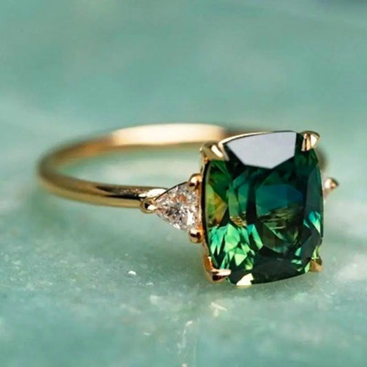 Elegante Anillo de Esmeralda Cuadrada