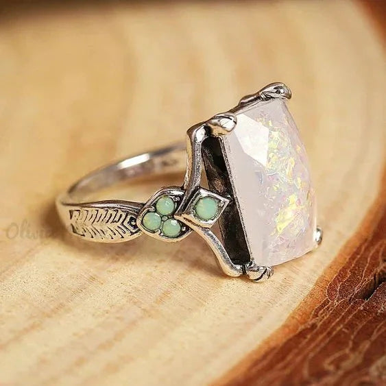 Anillo Vintage de Ópalo Blanco en Plata