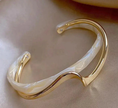 Elegante Pulsera Dorada con Ópalo Blanco