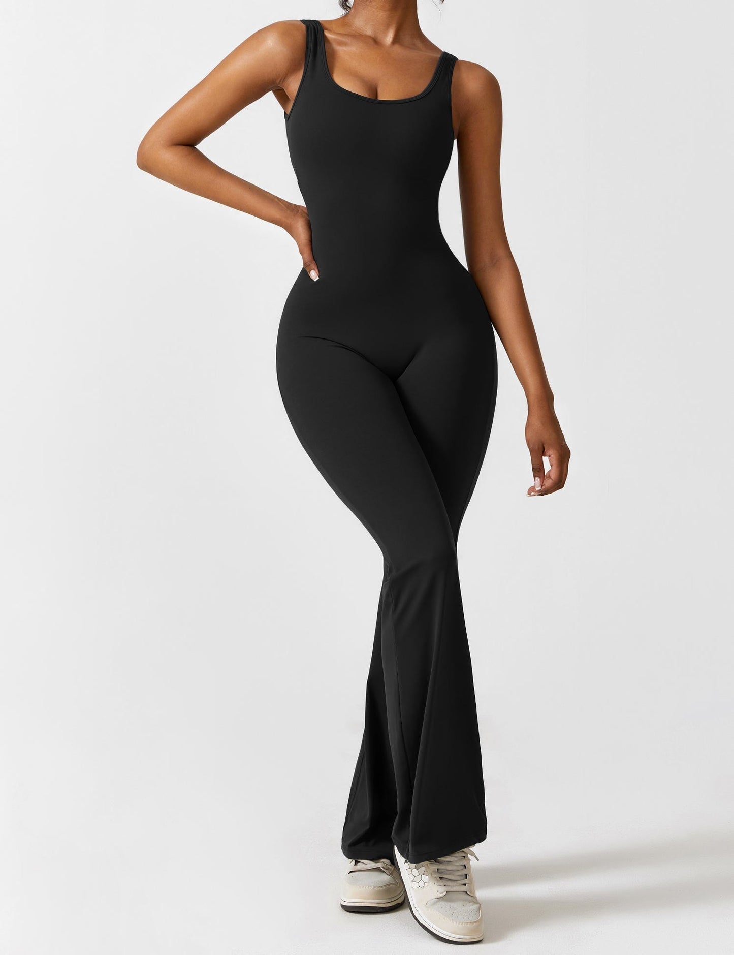 Yeoreo Lizvette Flared Jumpsuit mit V-Rücken