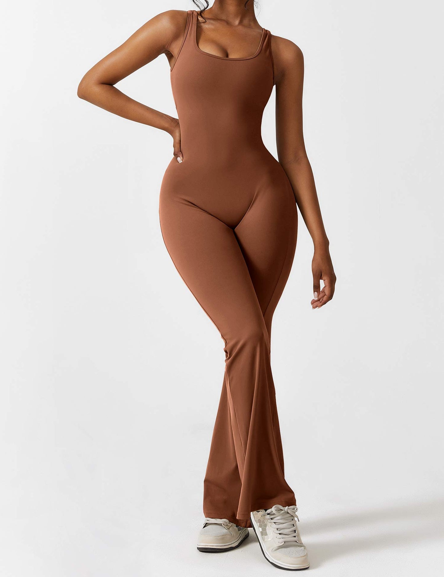 Yeoreo Lizvette Flared Jumpsuit mit V-Rücken