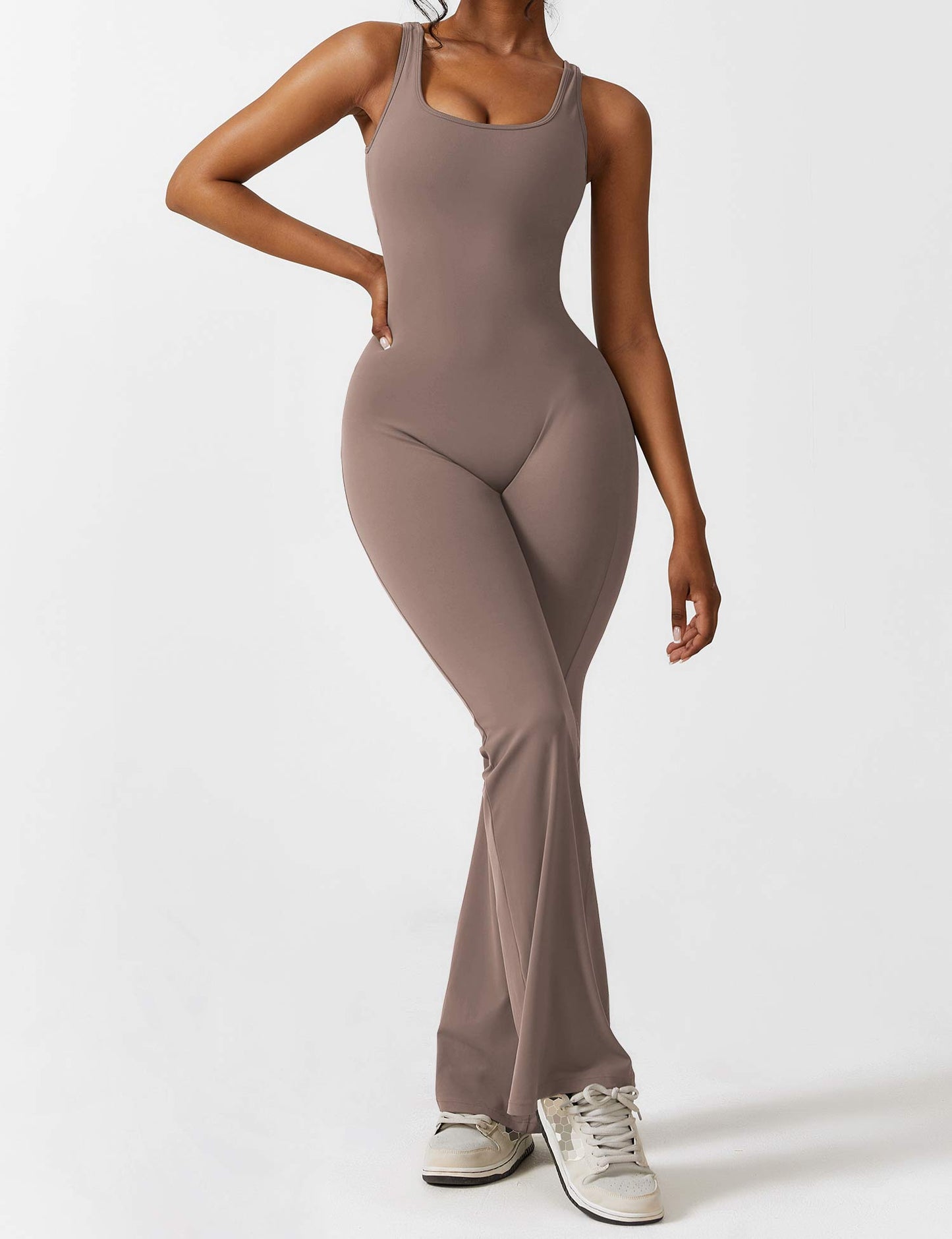 Yeoreo Lizvette Flared Jumpsuit mit V-Rücken