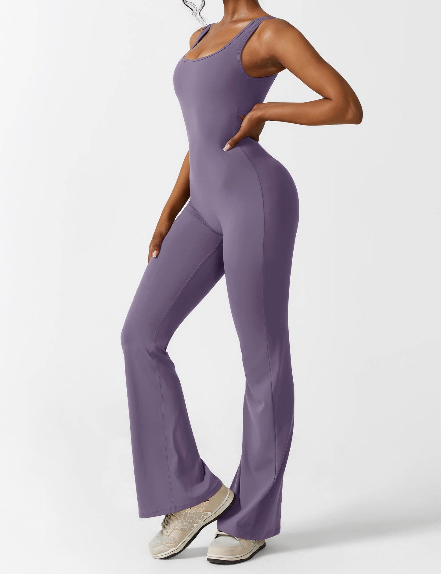 Yeoreo Lizvette Flared Jumpsuit mit V-Rücken
