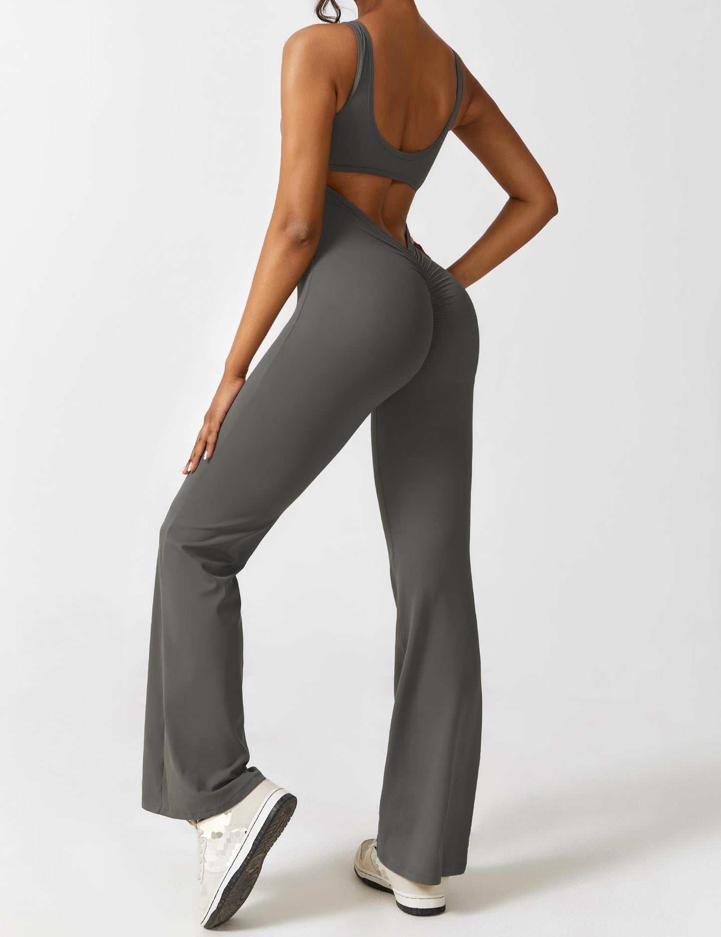 Yeoreo Lizvette Flared Jumpsuit mit V-Rücken