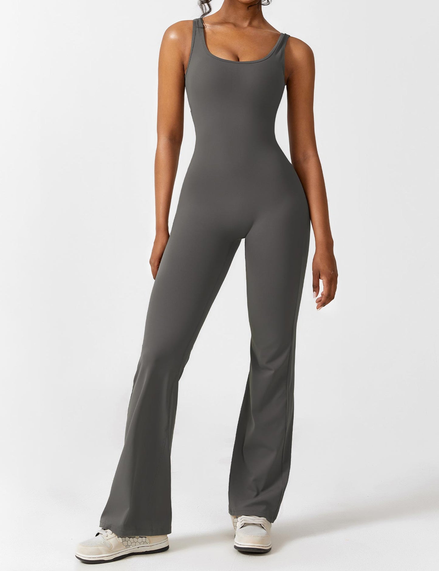 Yeoreo Lizvette Flared Jumpsuit mit V-Rücken