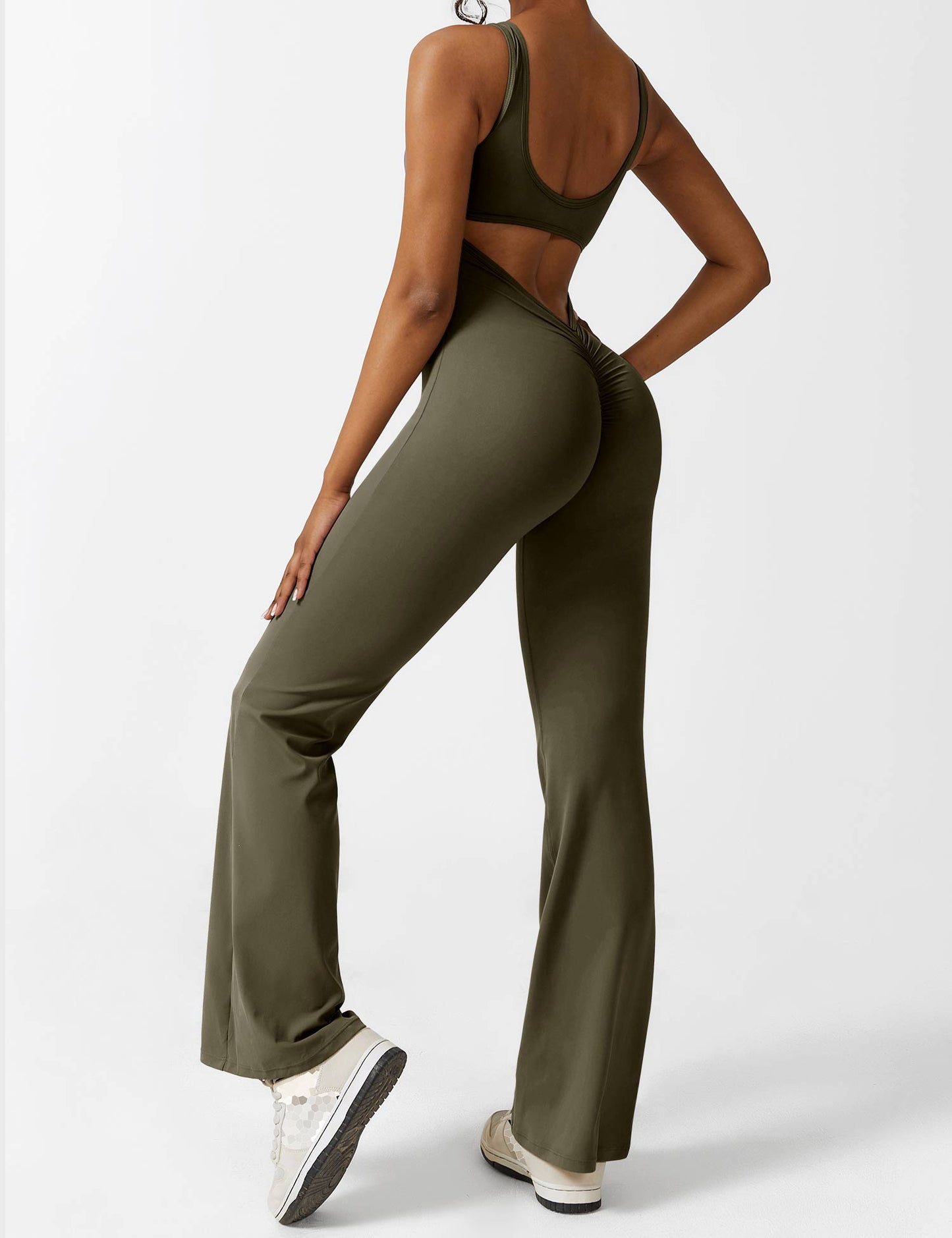 Yeoreo Lizvette Flared Jumpsuit mit V-Rücken