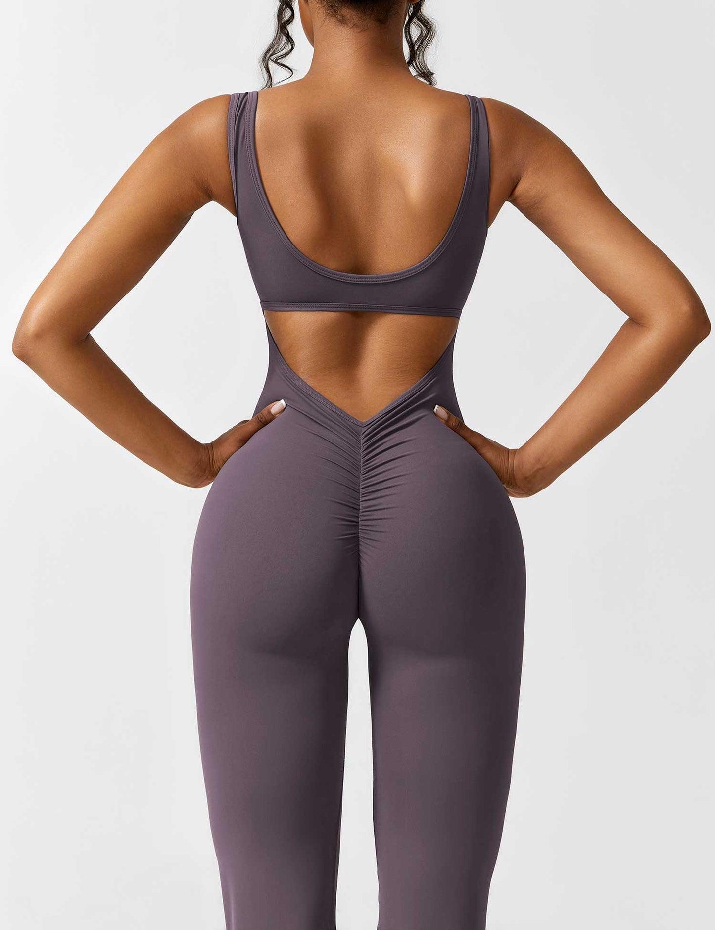 Yeoreo Lizvette Flared Jumpsuit mit V-Rücken